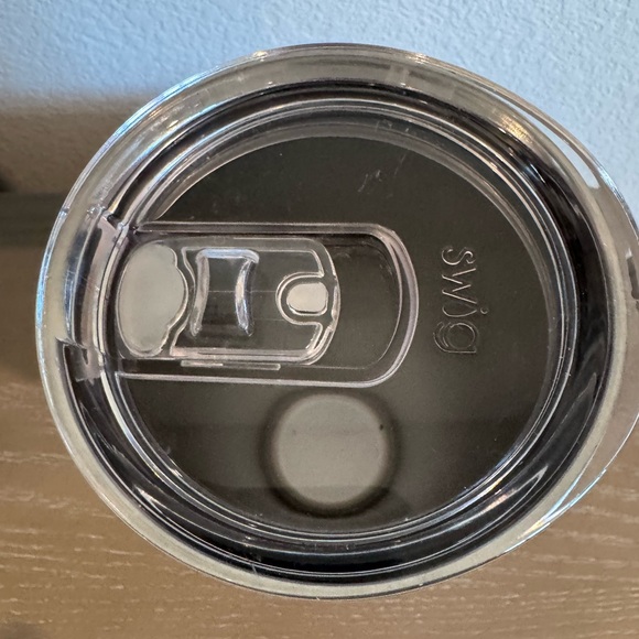 NWOT Swig Life 32 oz Insulated Red, White, & Blue Star Pattern Tumbler - Picture 3 of 4